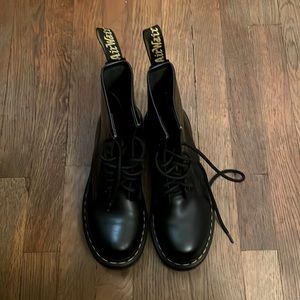 Dr. Martens- Authentic- Boots- 1460